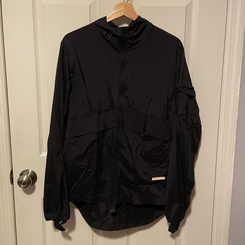 SATISFY RUNNING Packable Windbreaker Techsilk Reflective Jacket Mens Black S